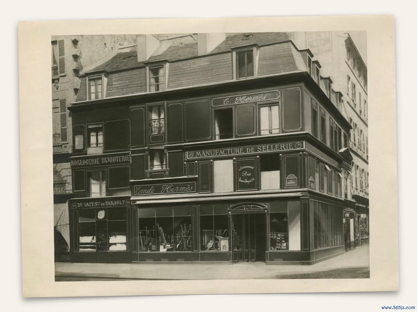 1880年的爱马仕工坊的店铺，提供定制缰绳和马鞍